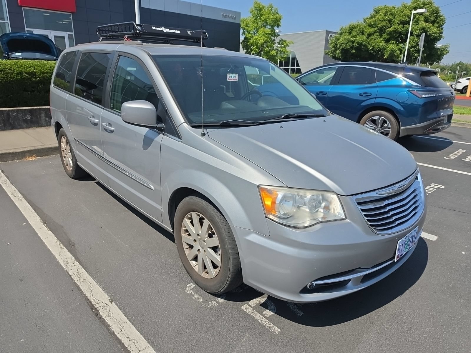 Used 2014 Chrysler Town & Country Touring FWD image 3