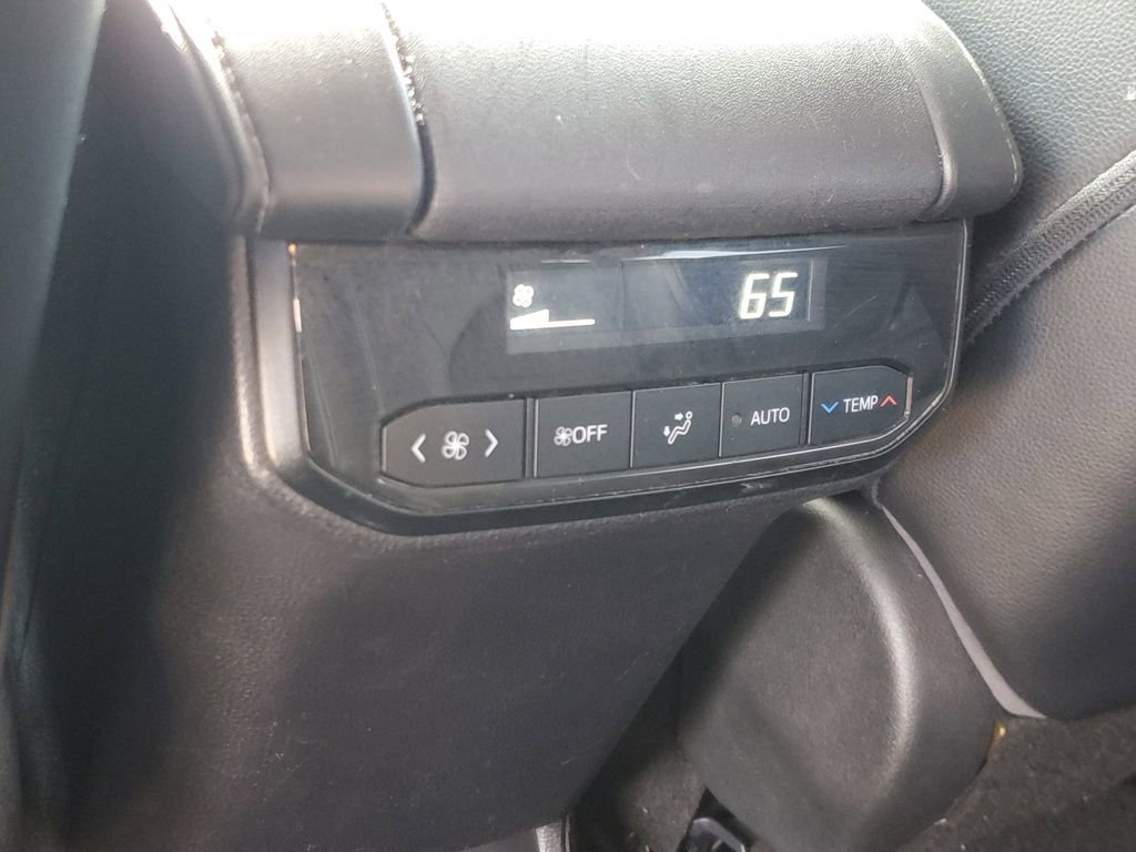 Used 2022 Toyota Highlander XLE image 14