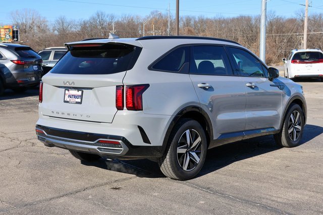 Used 2022 Kia Sorento EX w/ Panoramic Sunroof Package image 3