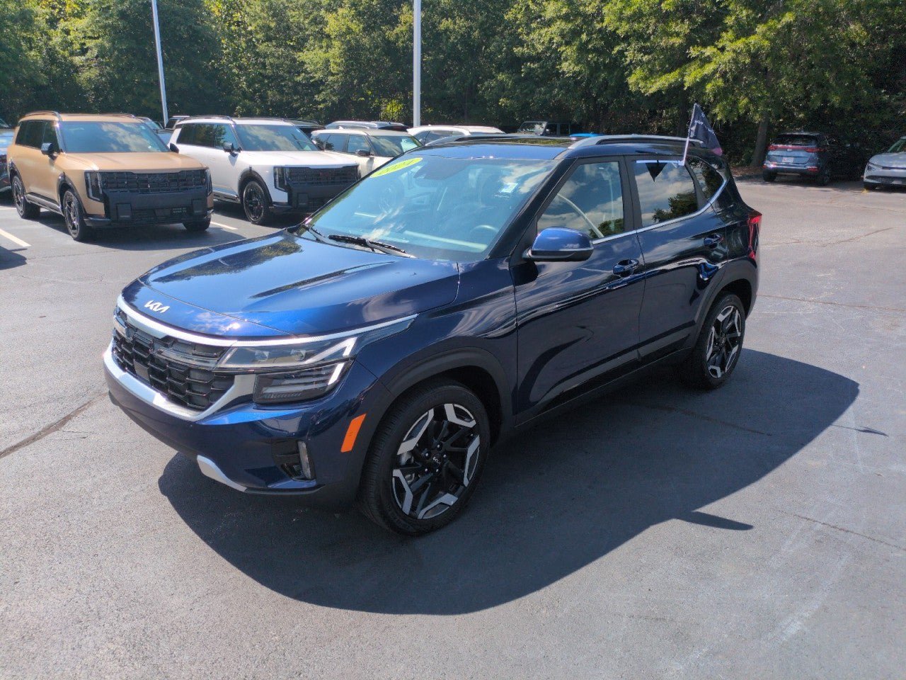 Certified 2024 Kia Seltos SX w/ SX Sunroof Package AWD/4WD image 3