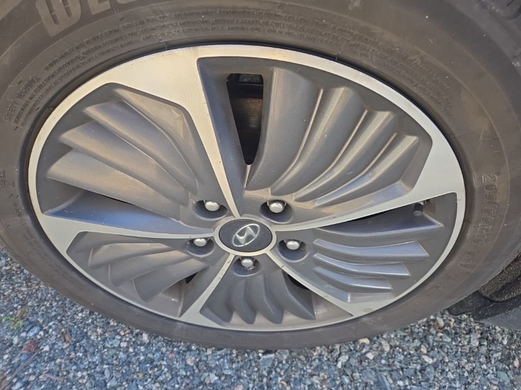 Used 2020 Hyundai Ioniq SE image 11