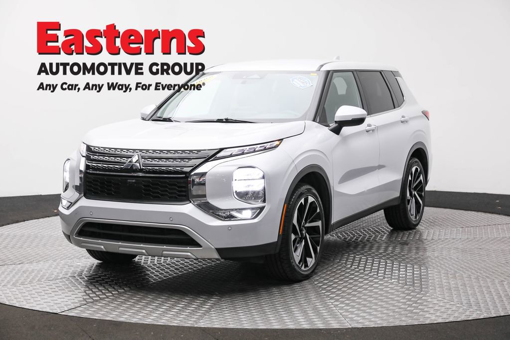 Used 2024 Mitsubishi Outlander SE image 1