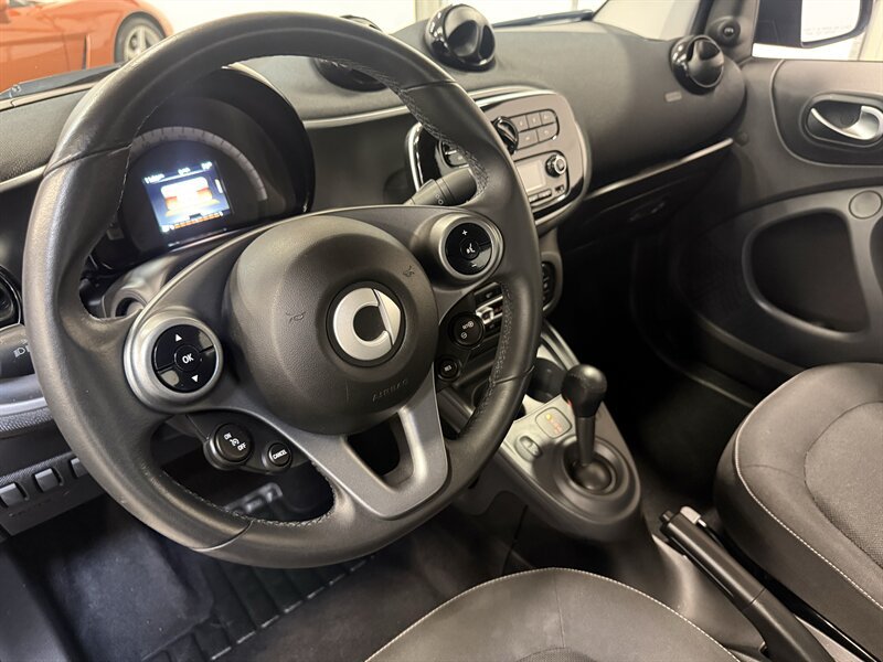 Used 2017 smart fortwo passion RWD image 21