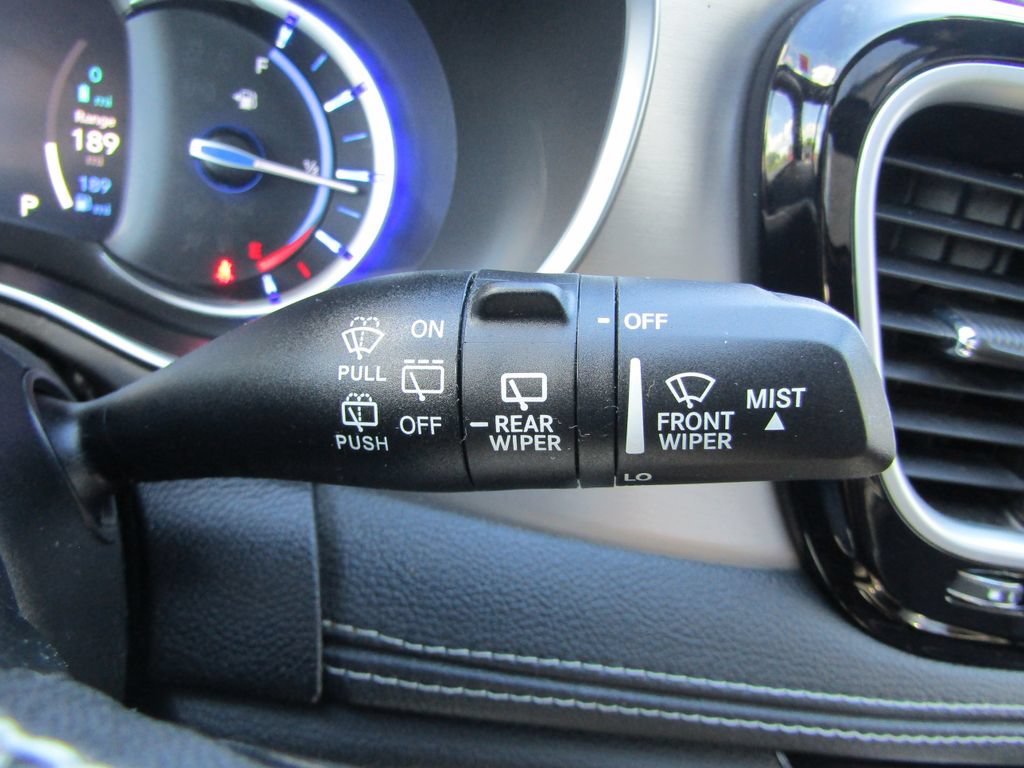 Used 2022 Chrysler Pacifica Limited w/ Uconnect Theater Family Group FWD image 34