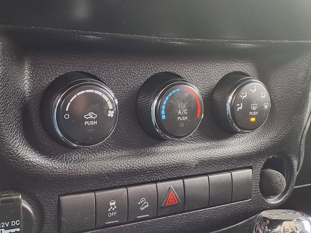 Used 2013 Jeep Wrangler Unlimited Sport w/ Connectivity Group image 18