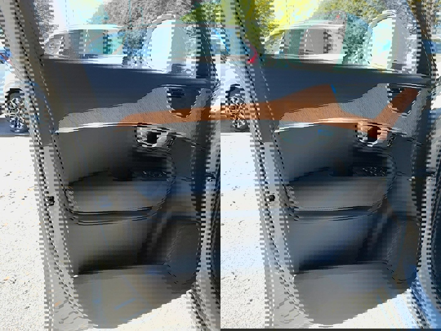 Certified 2025 Volvo XC90 B6 Plus image 9