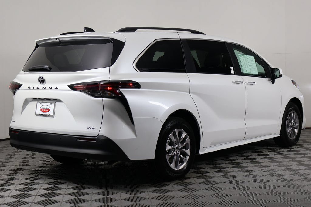 Used 2026 Toyota Sienna XLE FWD image 4