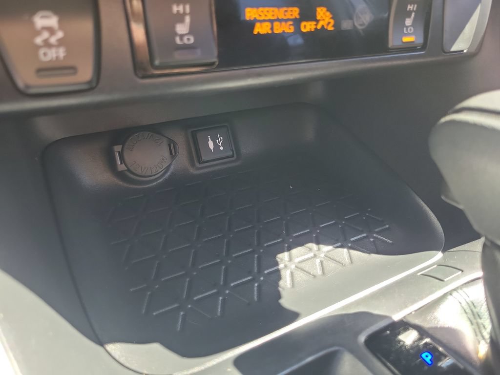 Used 2019 Toyota RAV4 XLE w/ Convenience Package FWD image 33