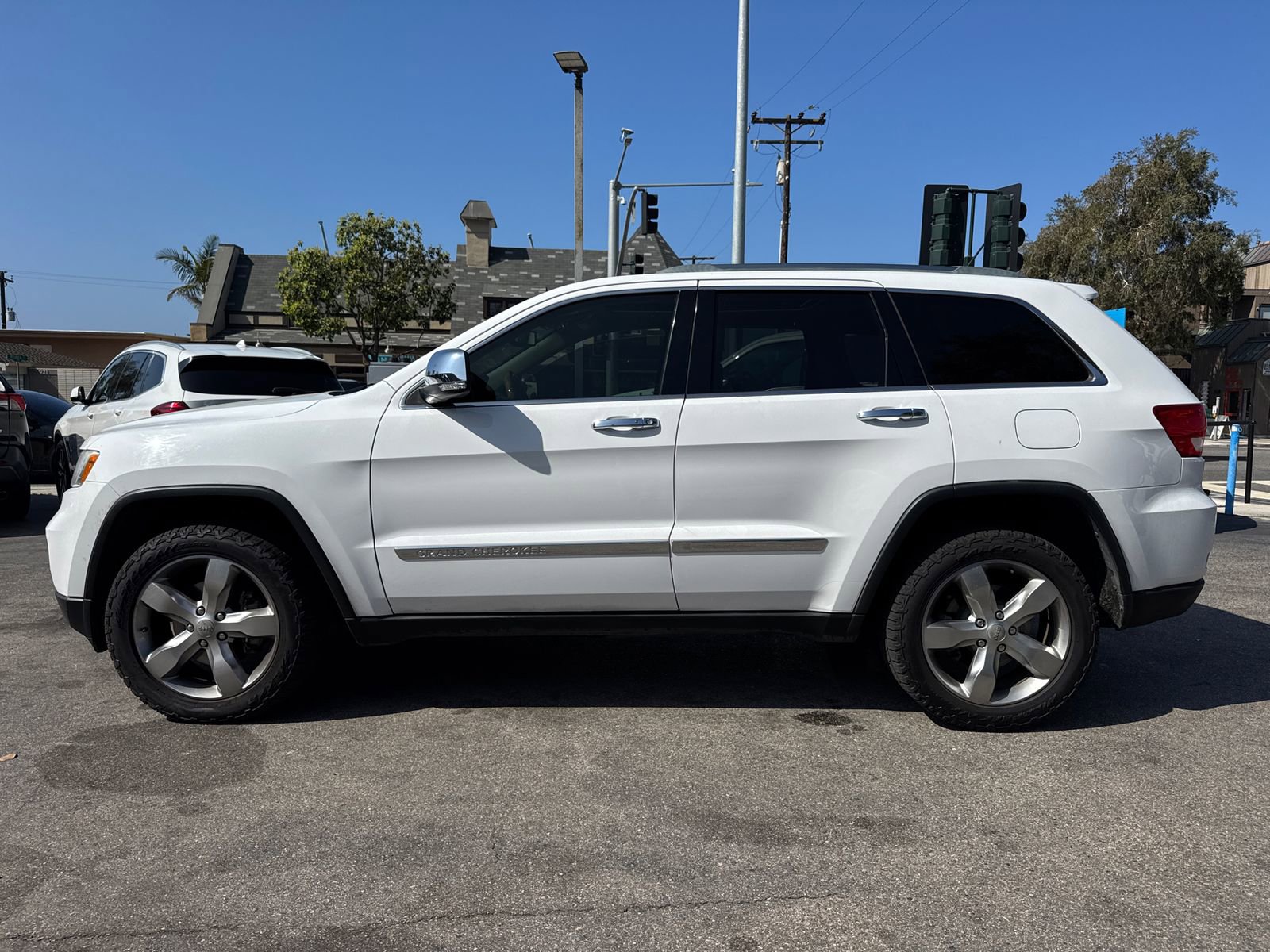 Used 2013 Jeep Grand Cherokee Overland AWD/4WD image 5