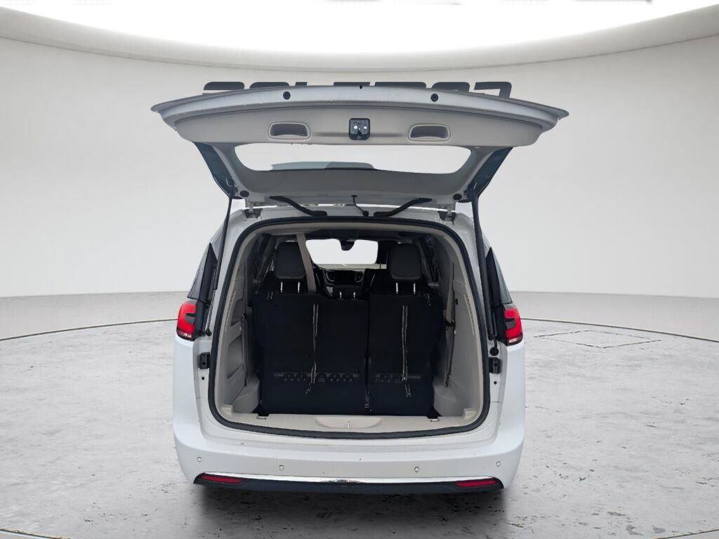 Used 2023 Chrysler Pacifica Touring-L FWD image 29