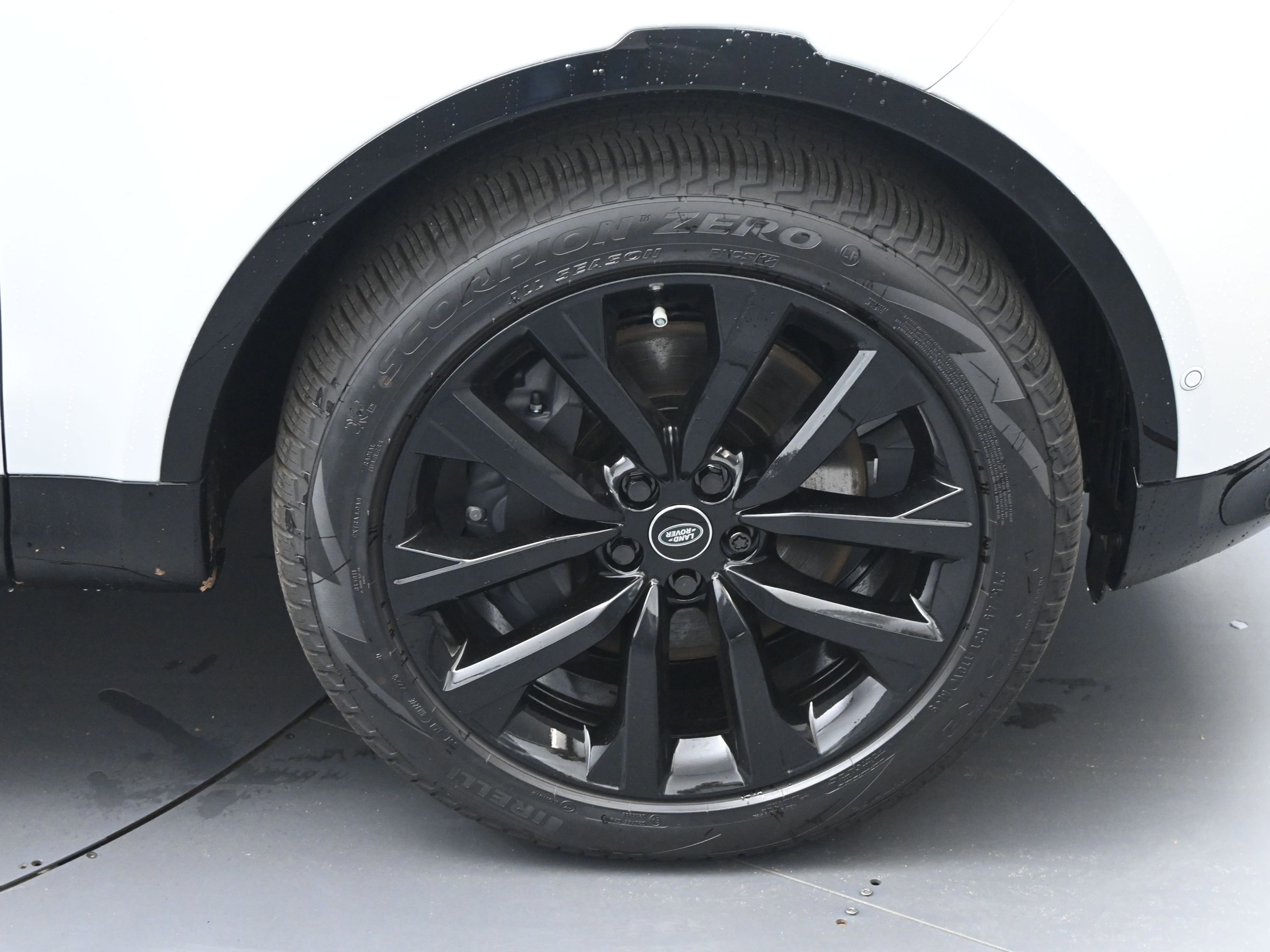 New 2026 Land Rover Discovery Limited Edition image 11