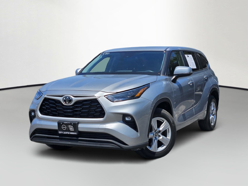 Used 2023 Toyota Highlander LE FWD image 3