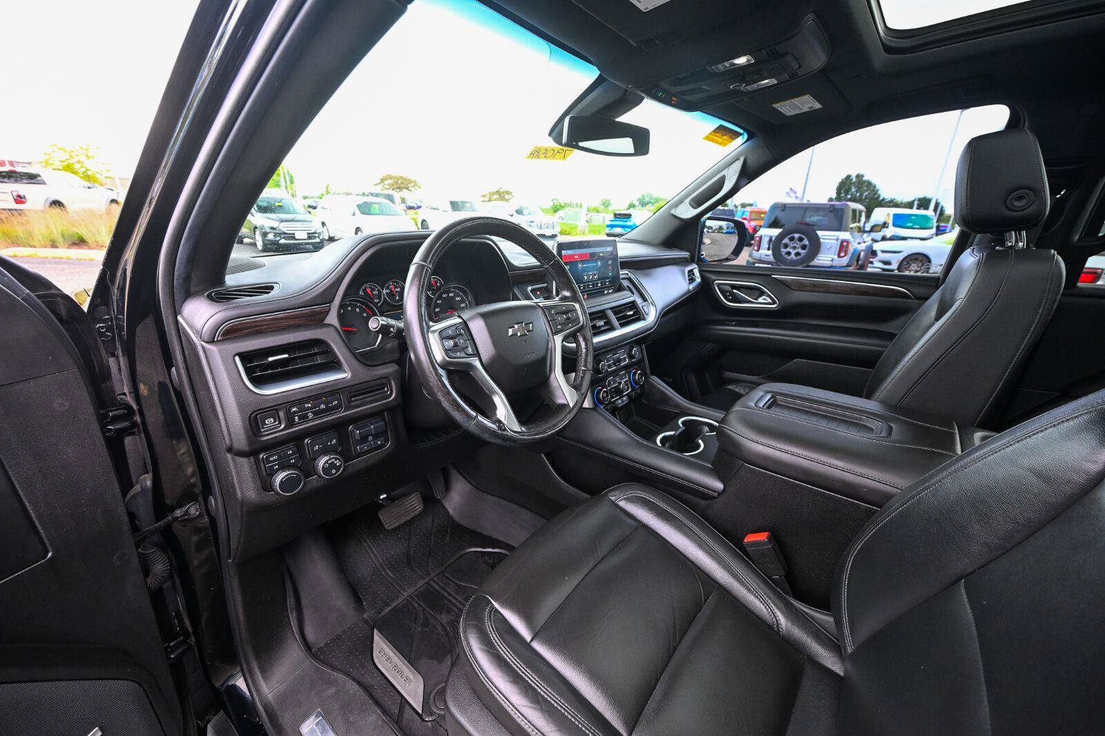 Used 2021 Chevrolet Suburban Z71 w/ Z71 Signature Package AWD/4WD image 19