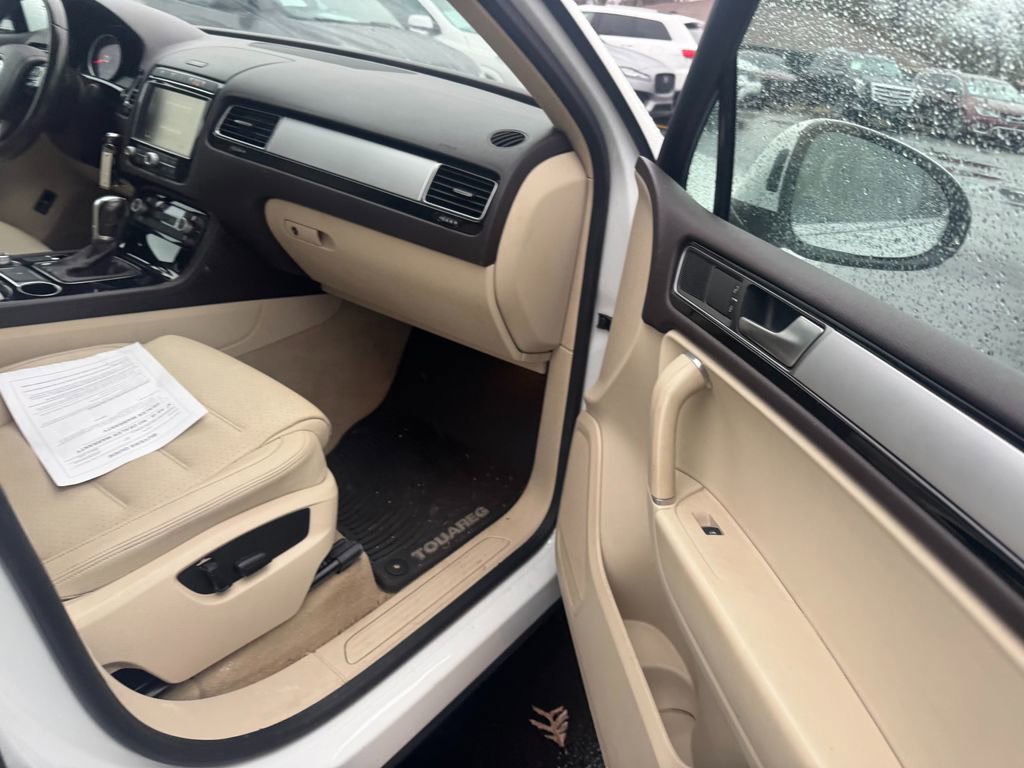 Used 2016 Volkswagen Touareg Sport image 6