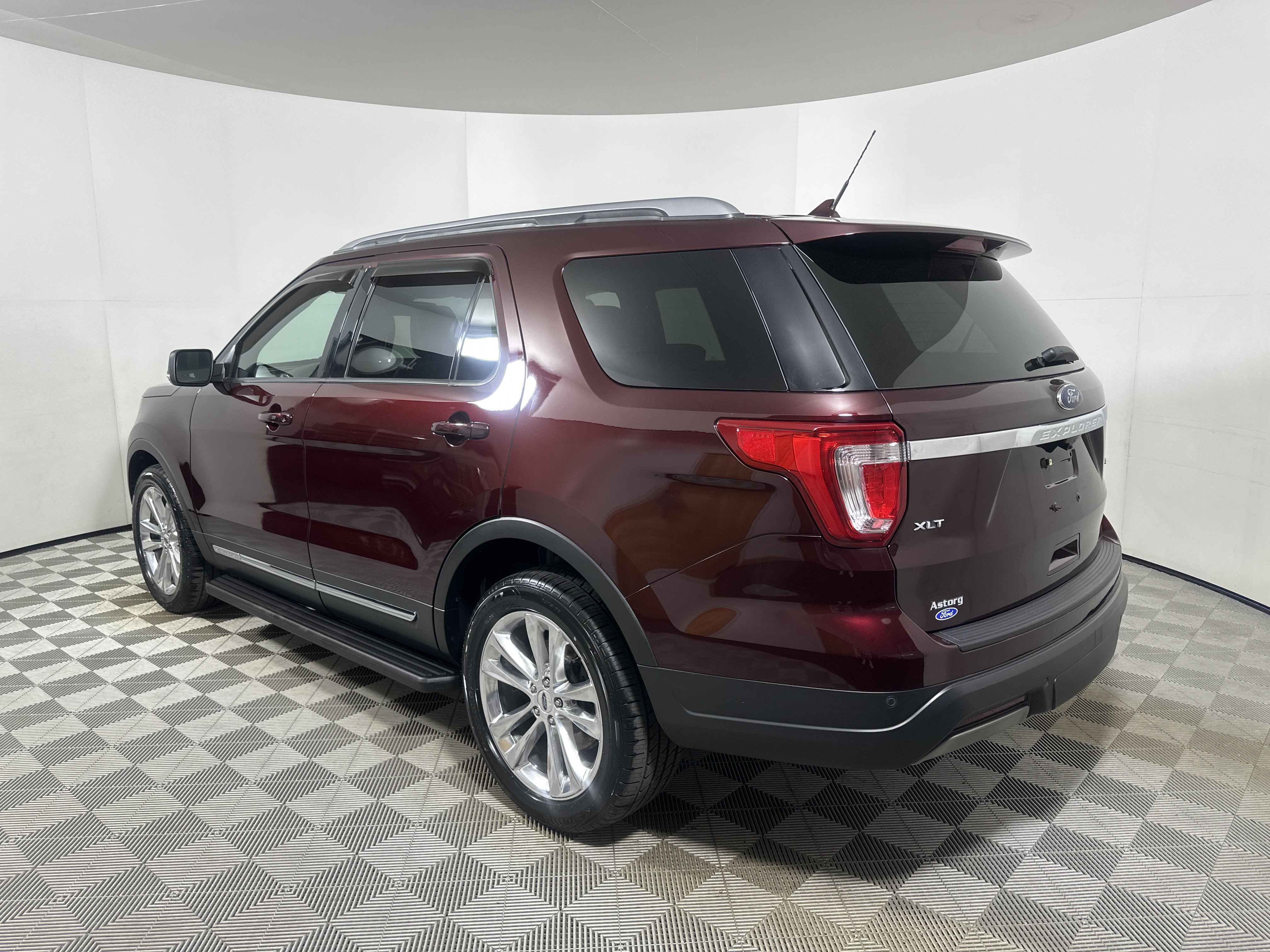 Used 2019 Ford Explorer XLT w/ Equipment Group 202A AWD/4WD image 5