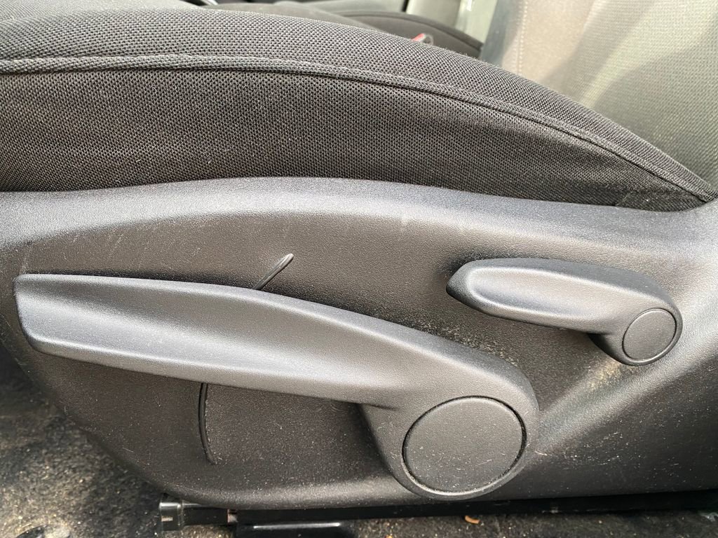 Used 2015 Jeep Renegade Latitude w/ Cold Weather Group FWD image 11