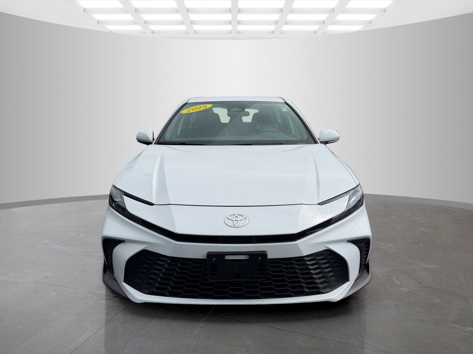 Used 2025 Toyota Camry SE FWD image 2