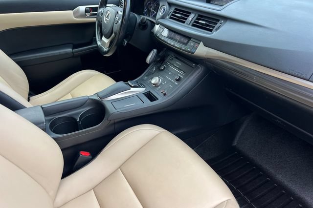 Used 2017 Lexus CT 200h FWD image 19