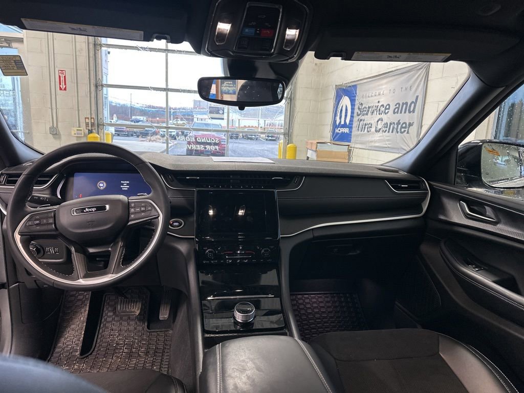 Used 2024 Jeep Grand Cherokee Altitude image 12