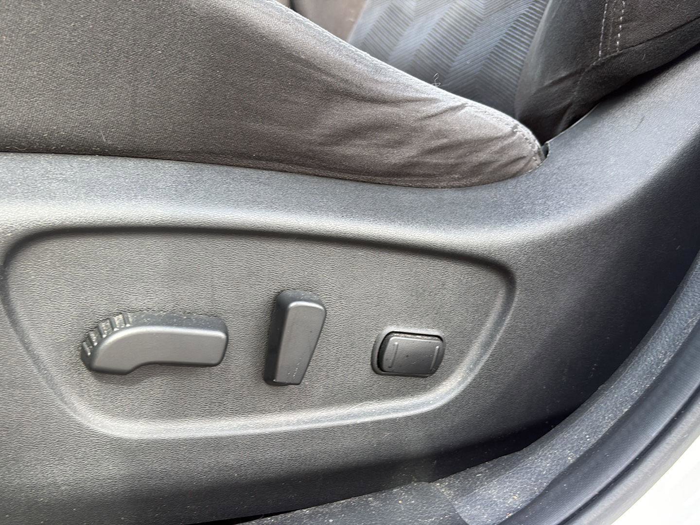 Used 2015 Nissan Rogue SV image 18