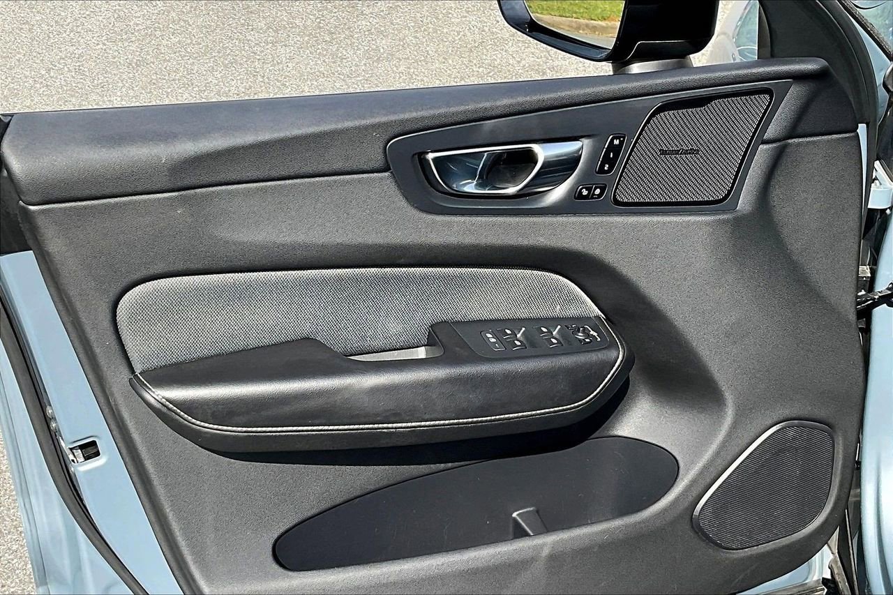 Used 2022 Volvo XC60 B5 R-Design w/ Advanced Package image 27