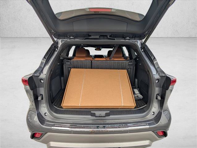 New 2025 Toyota Highlander Platinum image 9