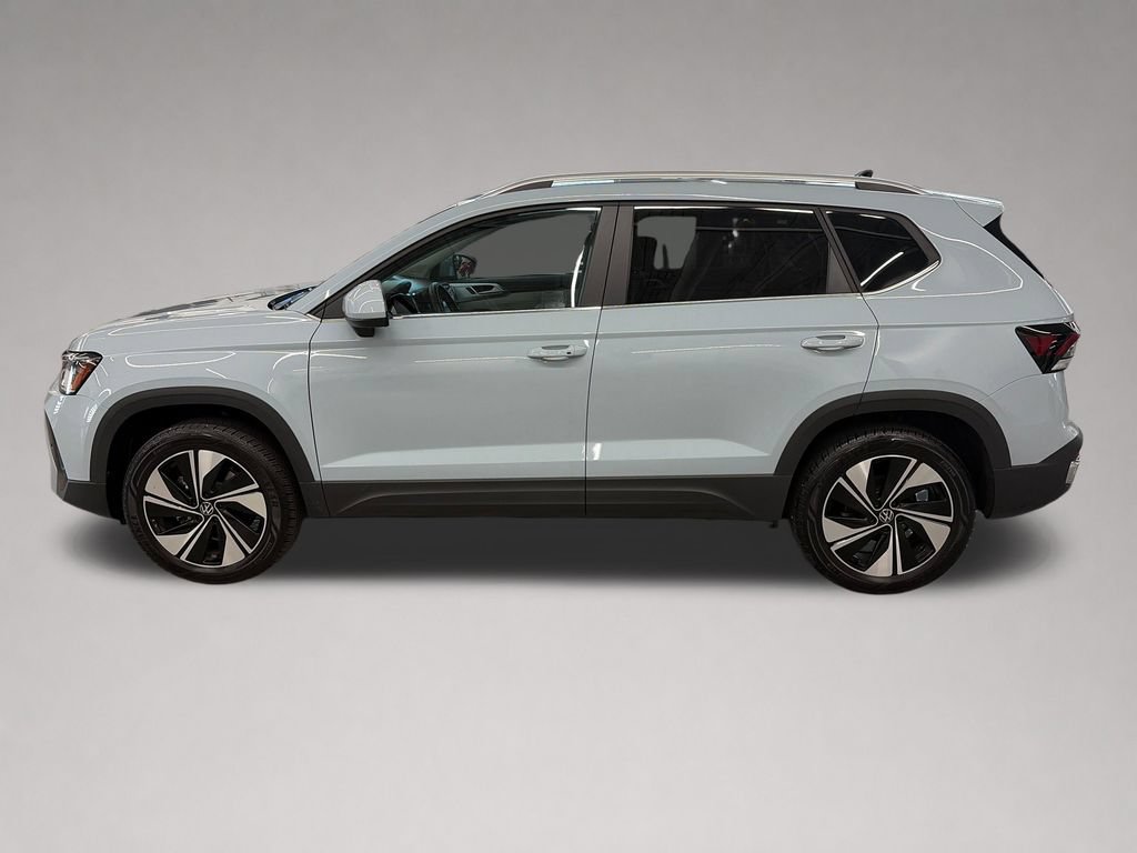 Used 2025 Volkswagen Taos SE w/ Panoramic Sunroof Package AWD/4WD image 7