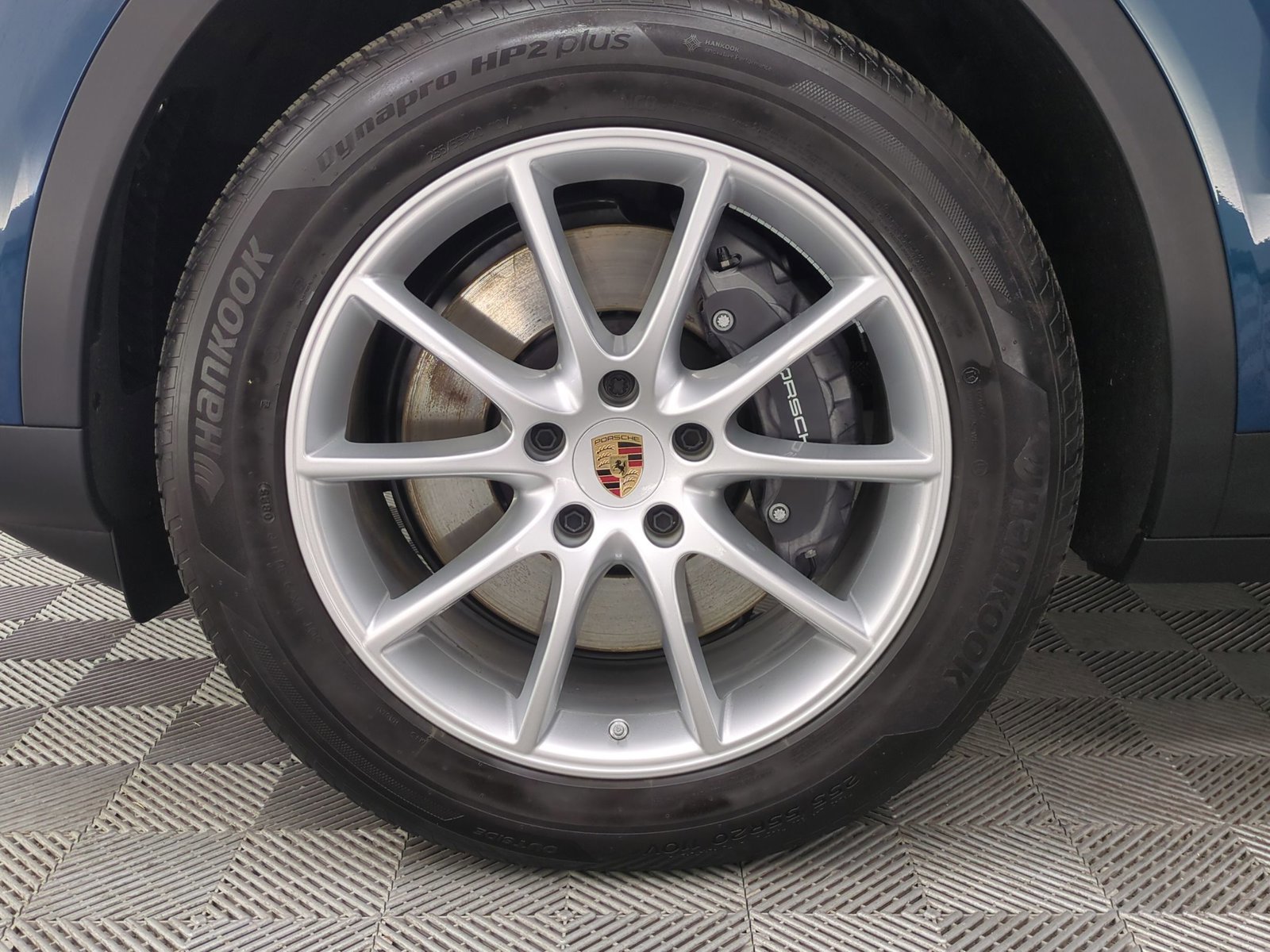 Certified 2025 Porsche Cayenne AWD/4WD image 28