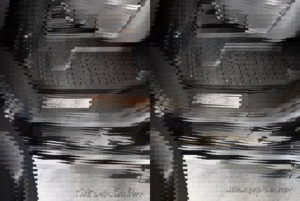 Used 2011 GMC Acadia Denali image 24