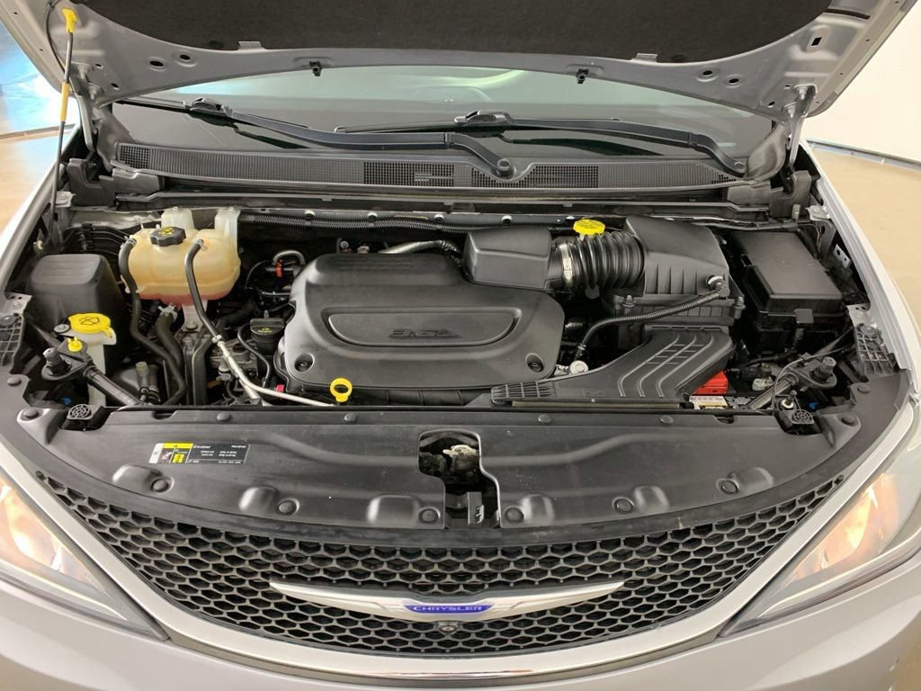 Used 2020 Chrysler Pacifica Touring w/ Advanced Safetytec Group FWD image 41