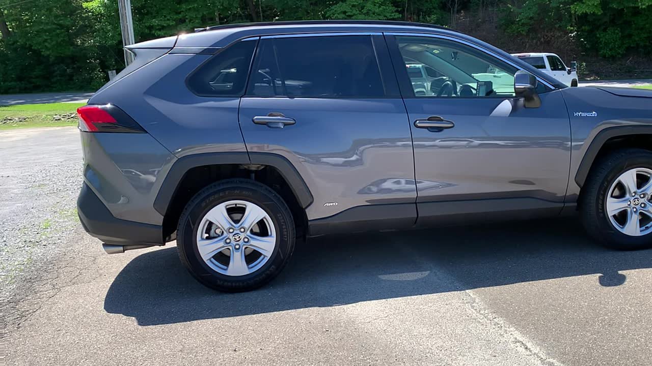 Used 2020 Toyota RAV4 LE w/ Carpet Mat Package AWD/4WD image 8