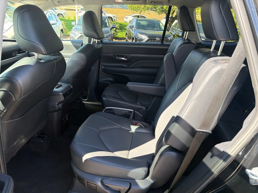 Used 2025 Toyota Grand Highlander AWD image 18