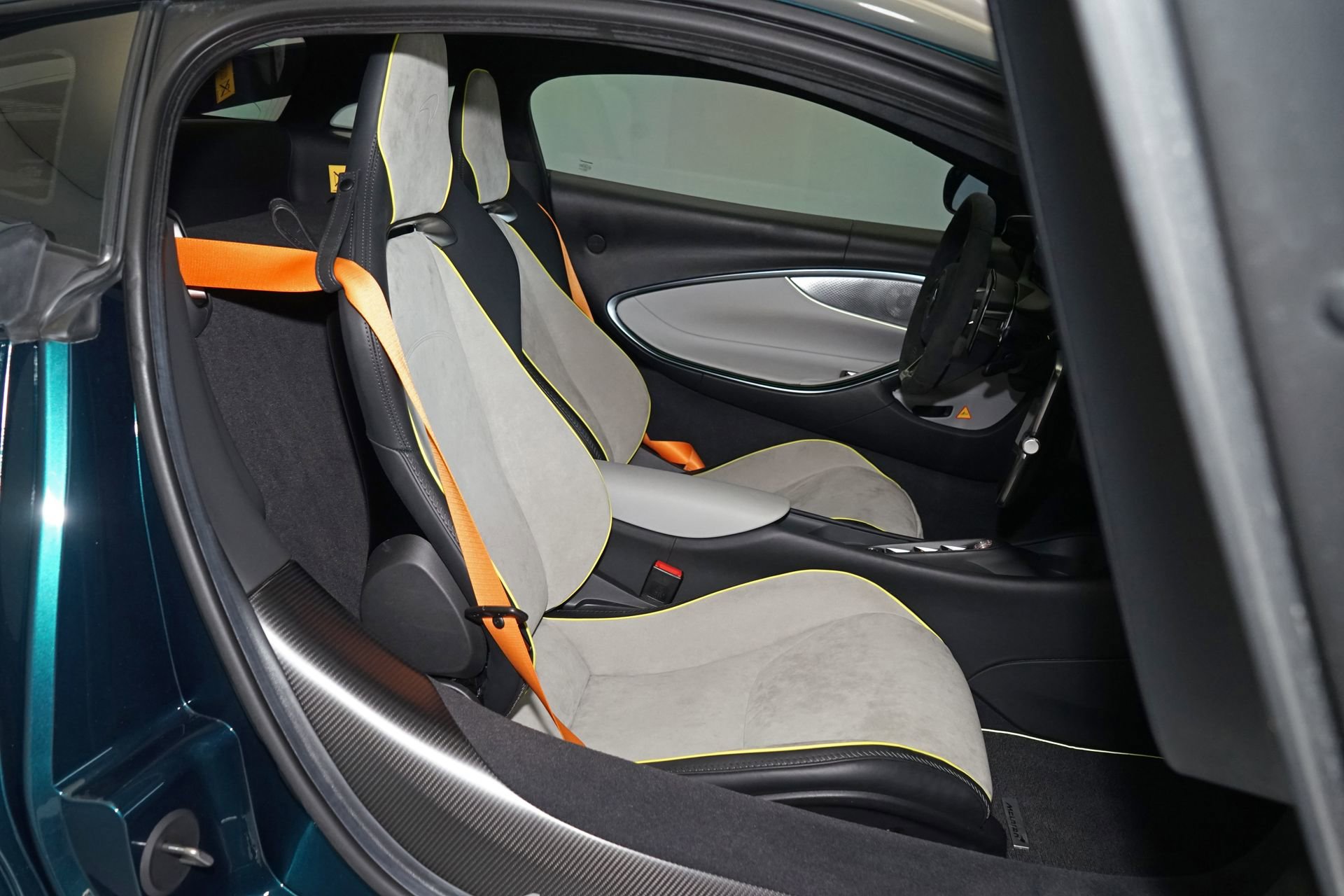 Used 2024 McLaren Artura RWD image 16