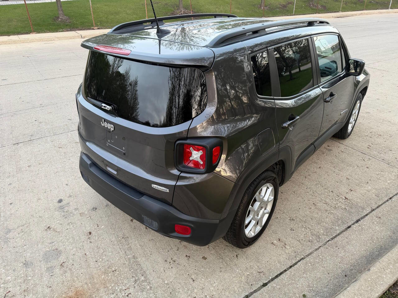 Used 2021 Jeep Renegade Latitude FWD image 6