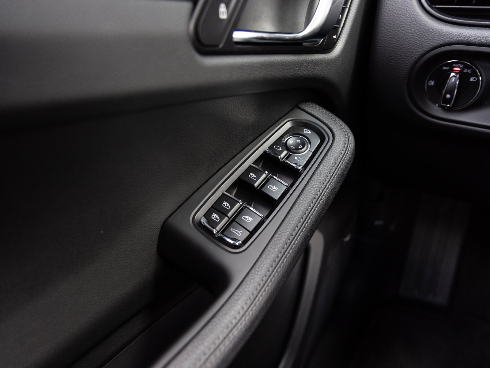 Used 2025 Porsche Macan AWD/4WD image 21