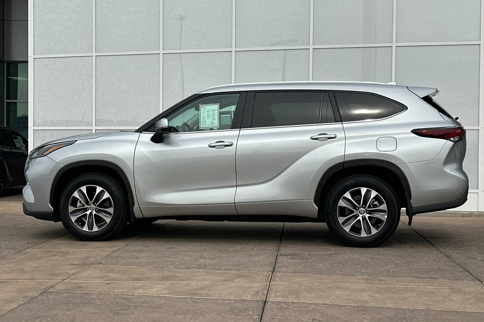 Certified 2024 Toyota Highlander XLE image 8