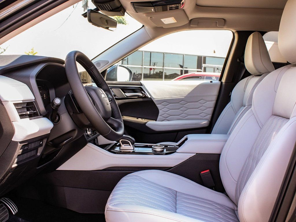 New 2025 Mitsubishi Outlander SEL image 34