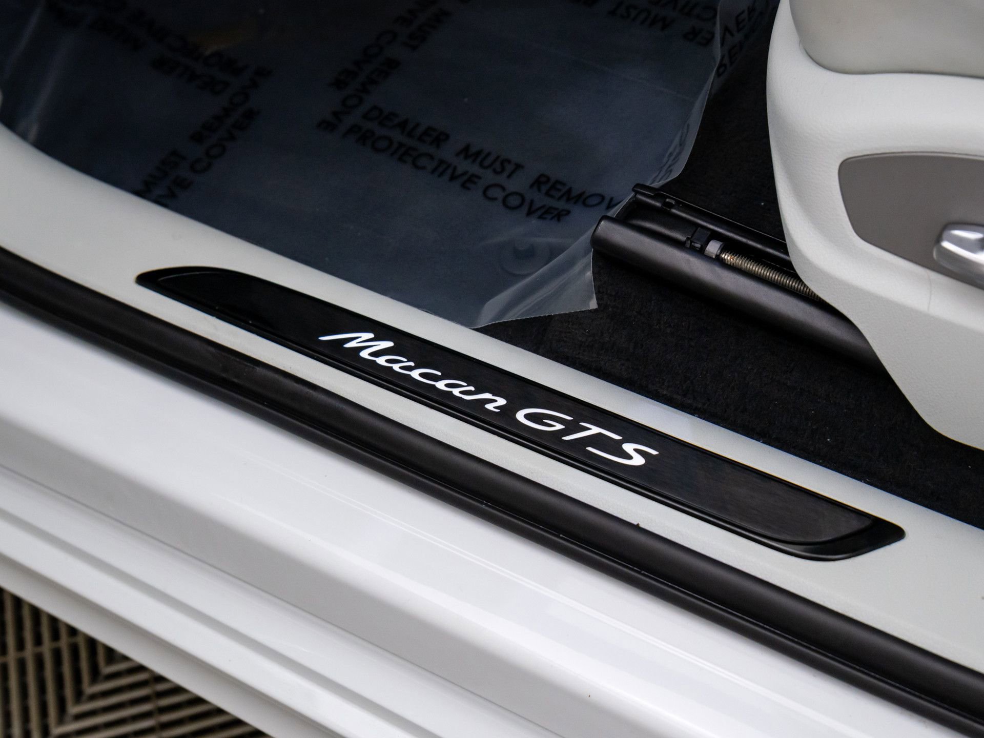 Certified 2024 Porsche Macan GTS image 16