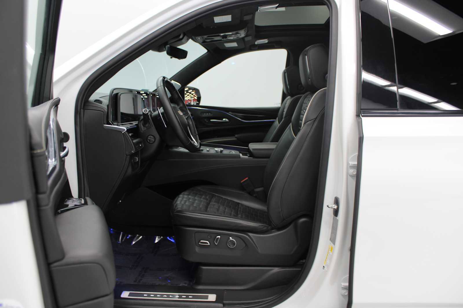 Used 2023 Cadillac Escalade V w/ LPO, ONYX Package image 19