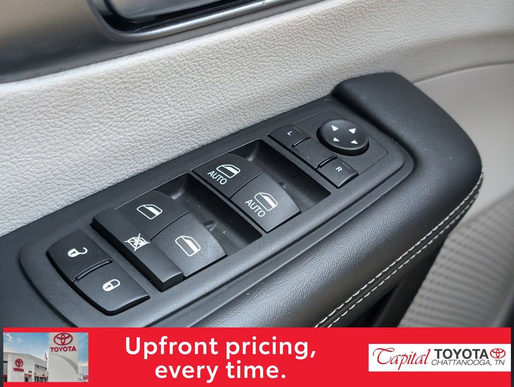 Used 2024 Chrysler Pacifica Select image 16