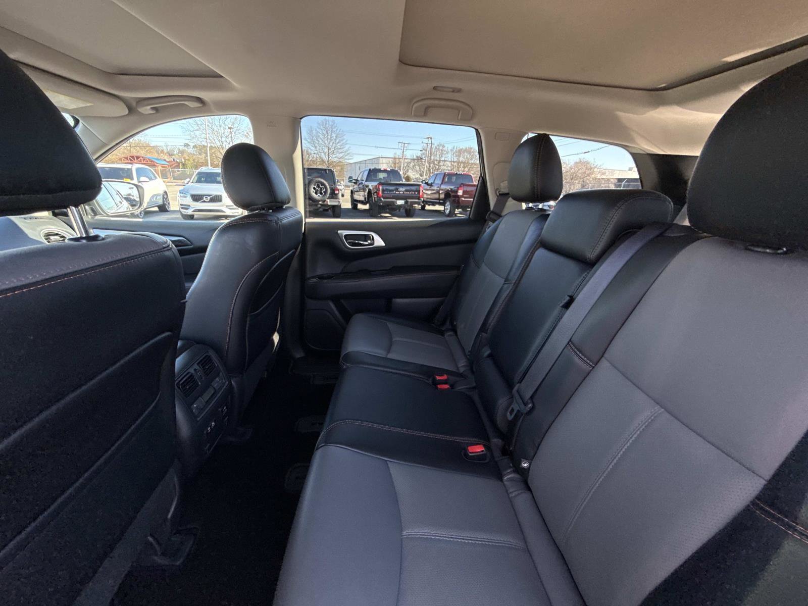 Used 2020 Nissan Pathfinder SL image 16