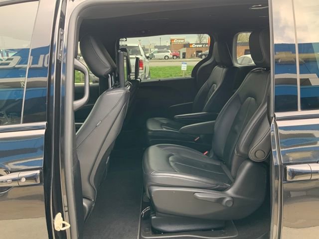 Used 2021 Chrysler Pacifica Touring-L w/ Uconnect Theater Family Group image 19