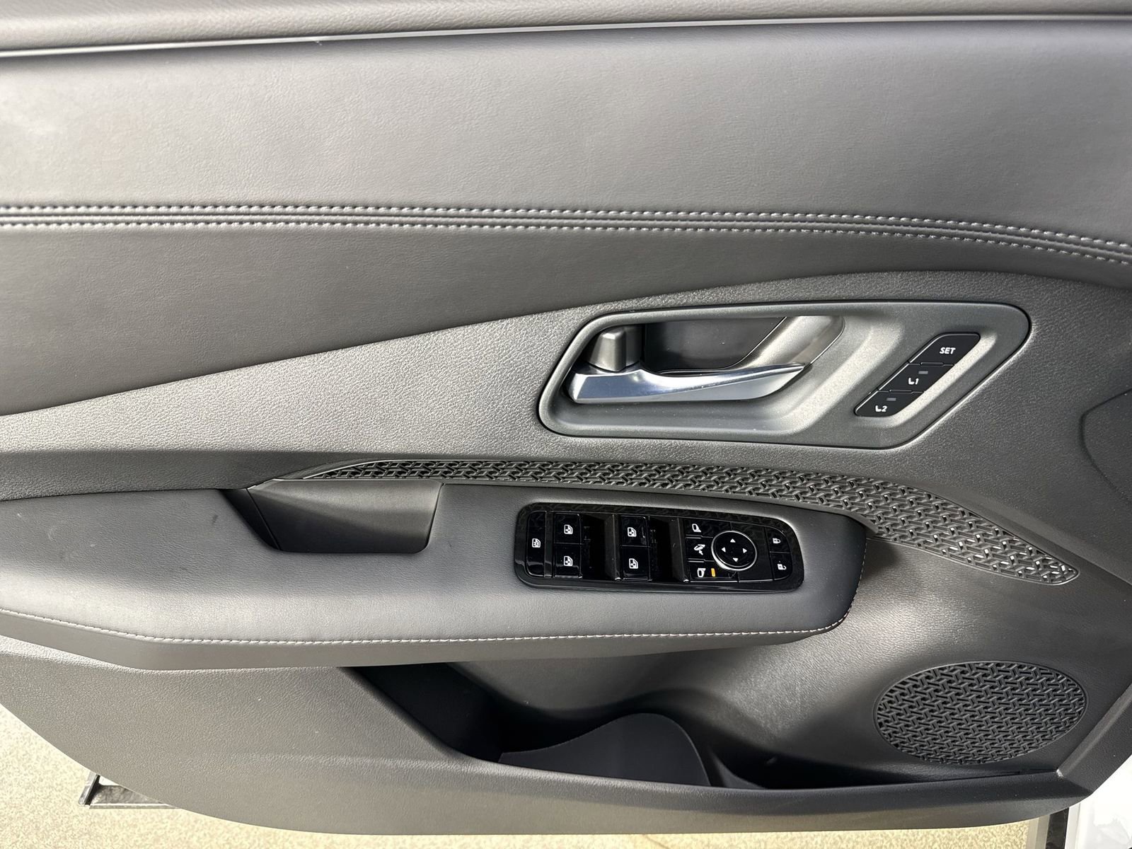 New 2025 Nissan Ariya AWD image 21