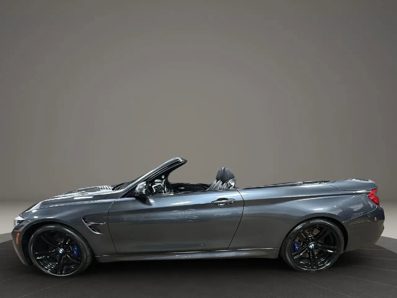Used 2018 BMW M4 Convertible image 2