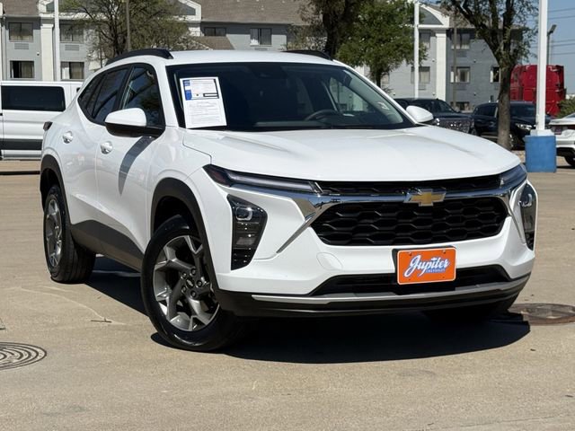 Used 2025 Chevrolet Trax LT image 2