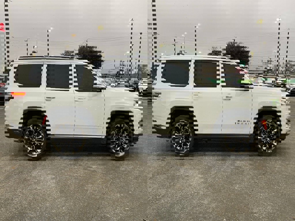 Used 2022 Jeep Wagoneer Series III w/ Premium Group I image 4