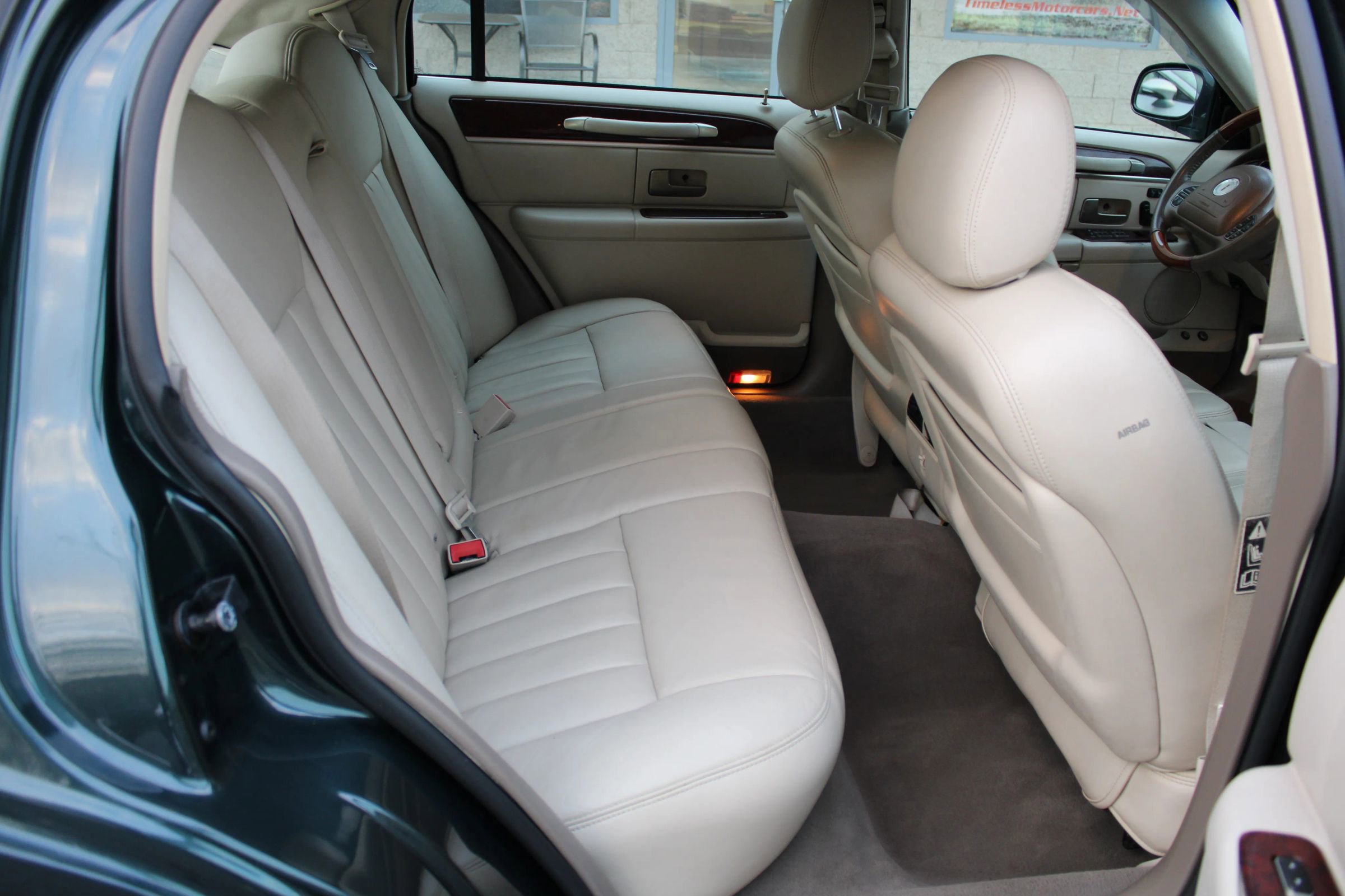 Used 2003 Lincoln Town Car Signature image 19