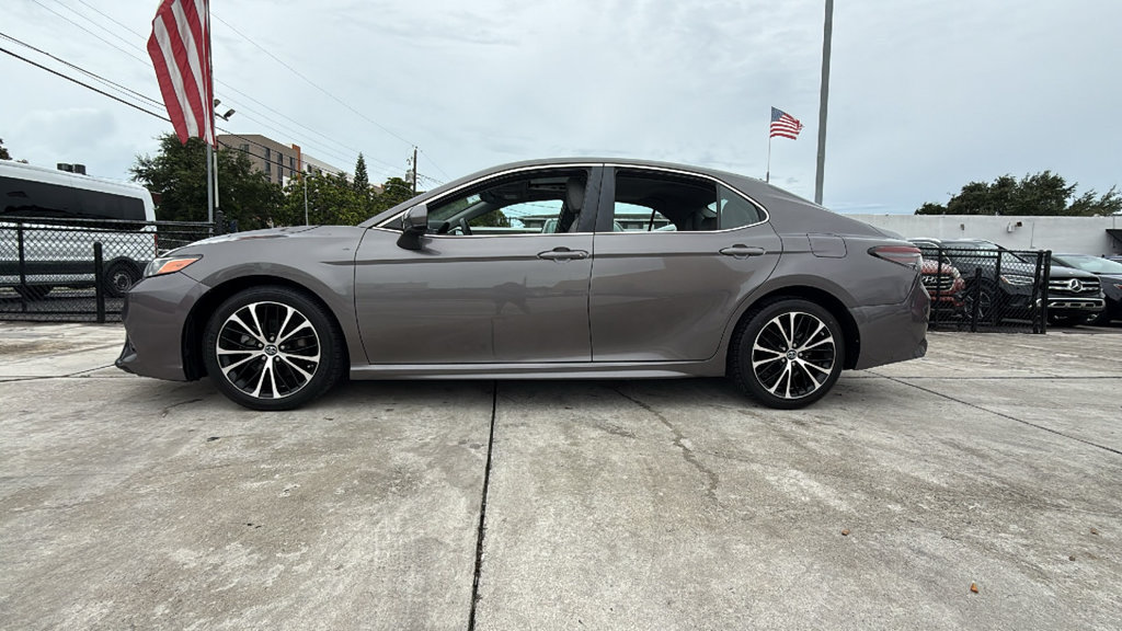 Used 2018 Toyota Camry SE w/ Moonroof Package FWD image 11