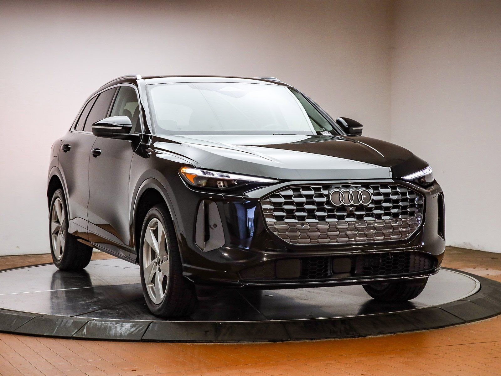 Certified 2025 Audi Q5 Premium Plus w/ Premium Plus image 3