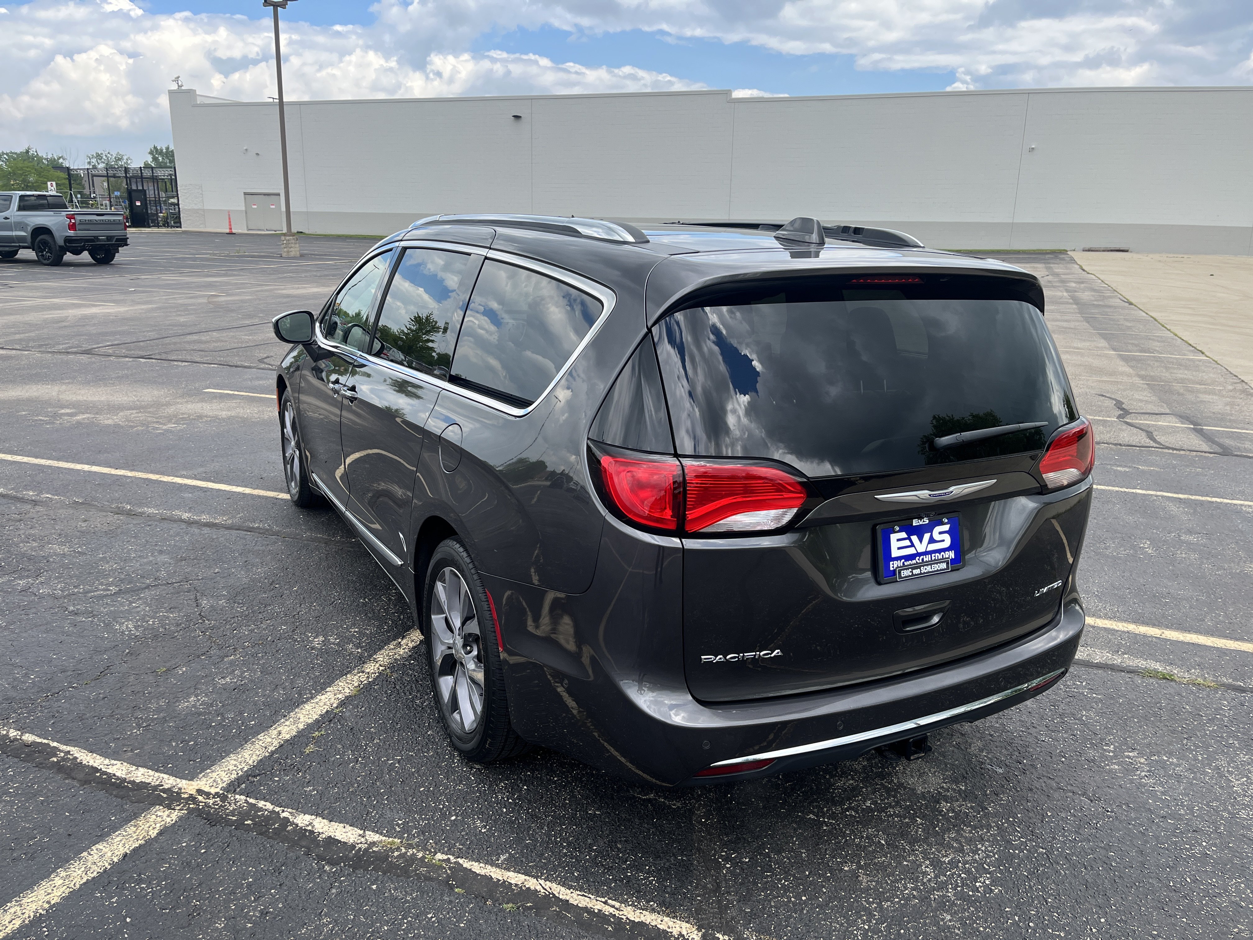 Used 2019 Chrysler Pacifica Limited w/ Tire & Wheel Group FWD image 4